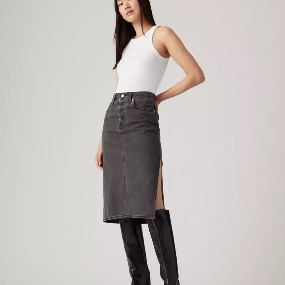 Levi's Denim Skirt size 25 waist, slits on sides